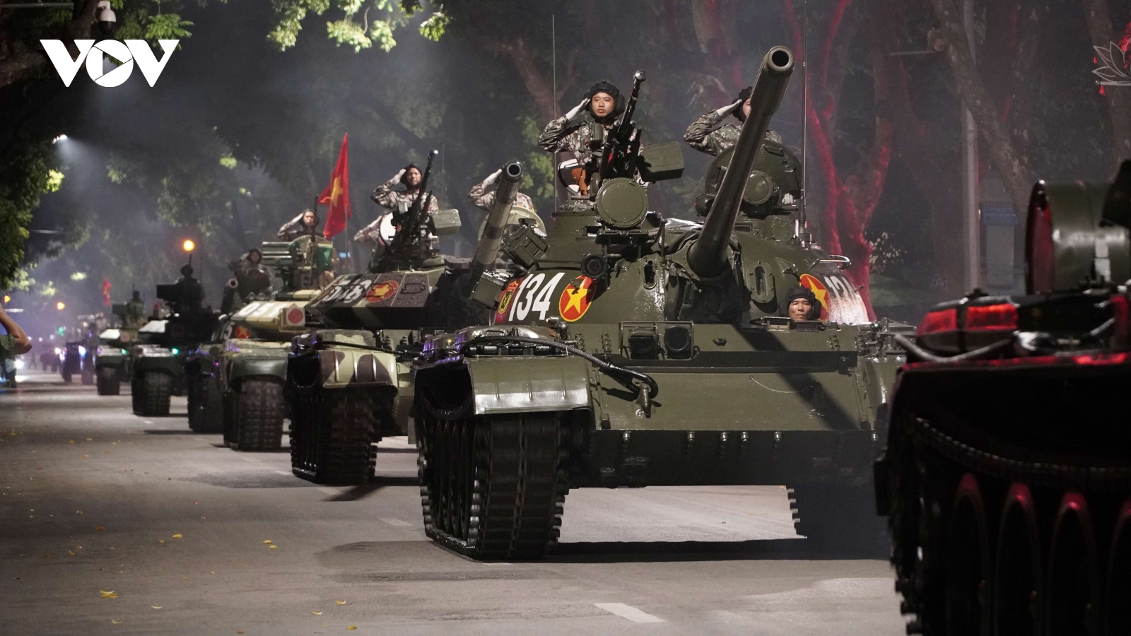 Người dân đổ về Ba Đình chiêm ngưỡng vũ khí hạng nặng, hô vang "Việt Nam muôn năm"